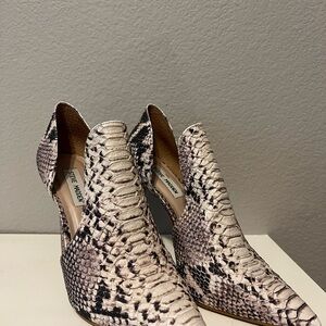 Steve Madden Beige Snake Pattern Heels